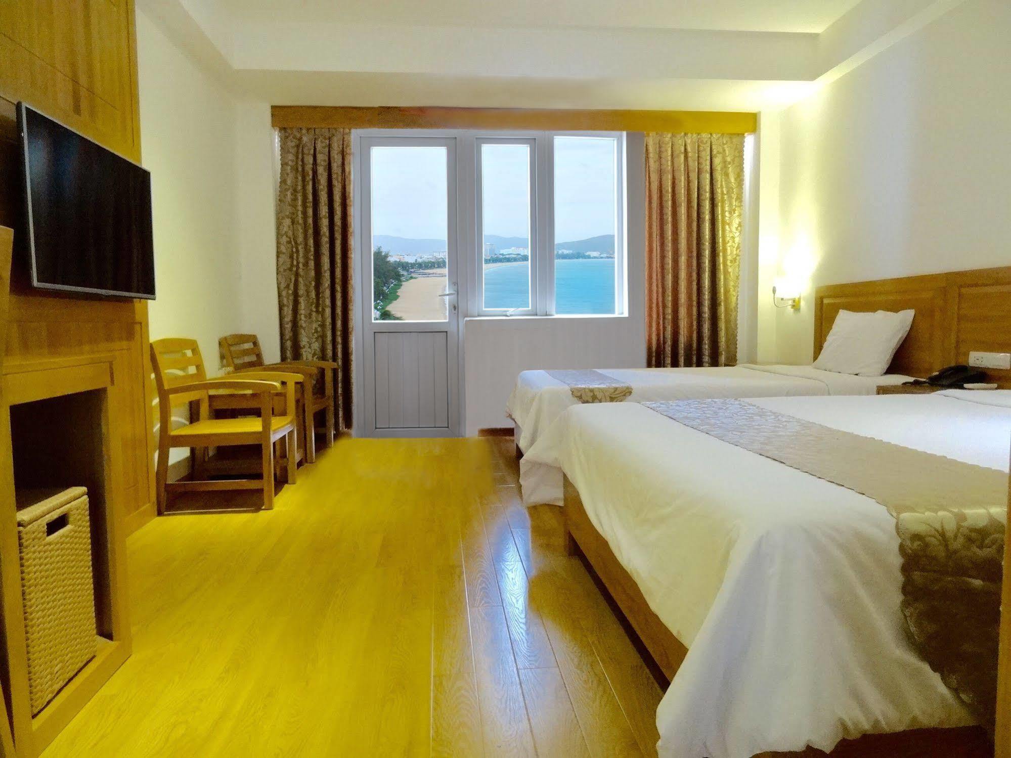 Hoang Yen Hotel Куинён Экстерьер фото